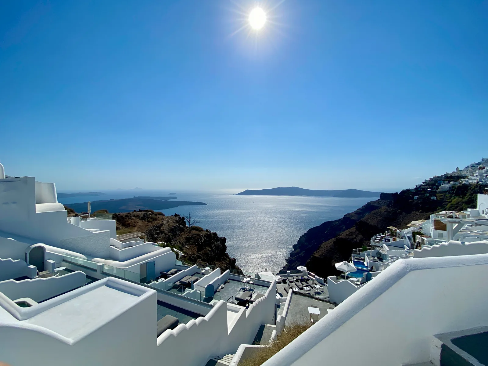Hôtels à terrasses et piscines à débordement d'Imerovigli, face à la caldeira de Santorin