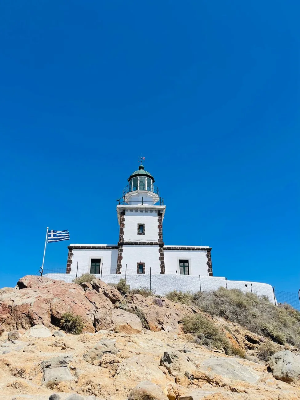 Phare blanc d'Akrotiri à la pointe sud de Santorin