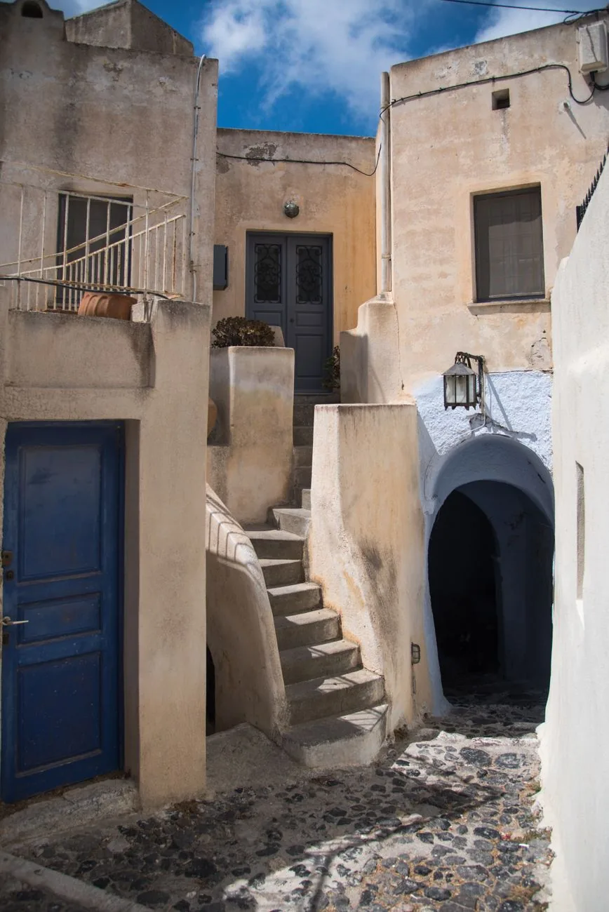 Ruelle pavée et escaliers du village traditionnel de Pyrgos à Santorin