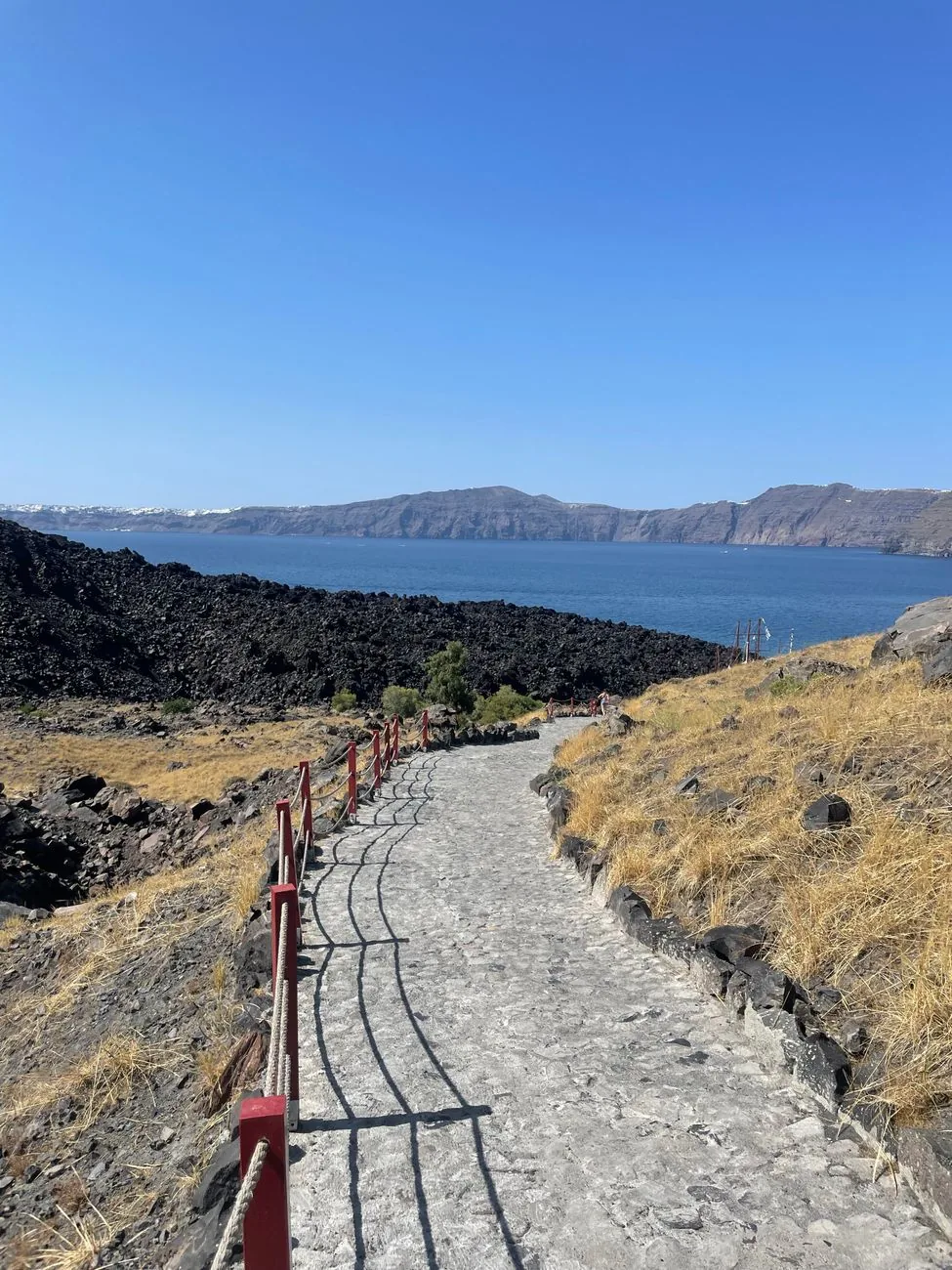 Sentier de randonnée sur le volcan de Néa Kameni face à la caldeira de Santorin