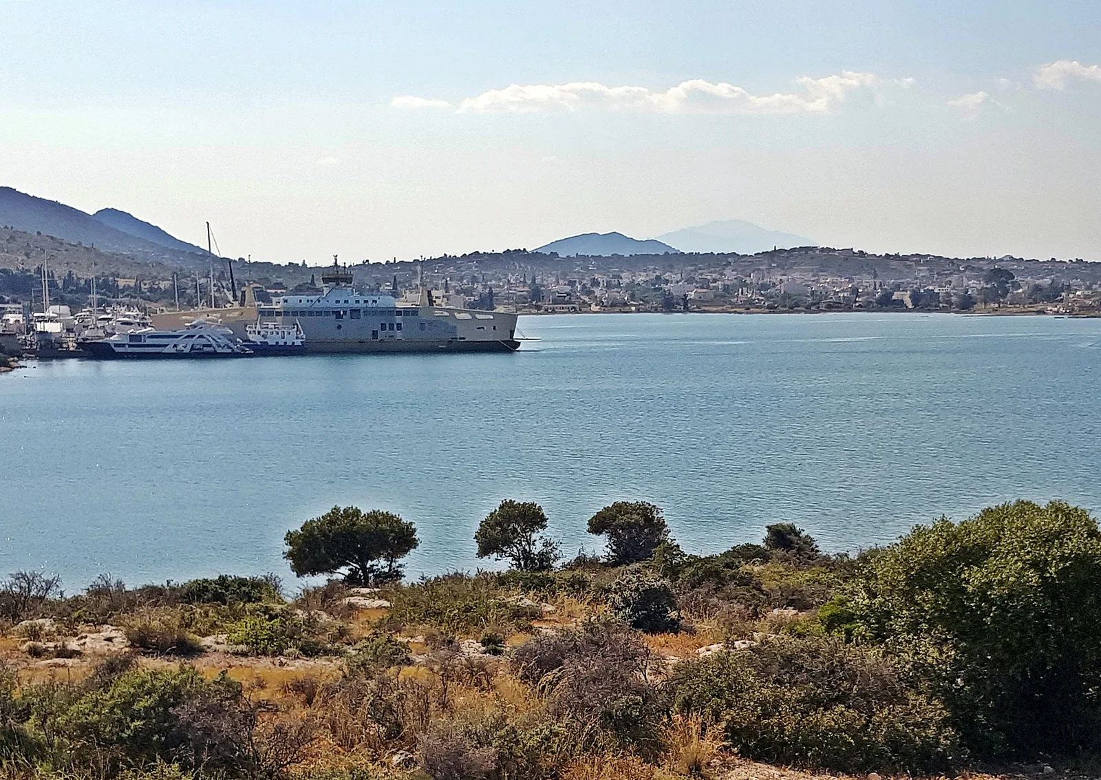 La côte de Perama et ses ferries vues depuis Paloukia, sur l'île de Salamine