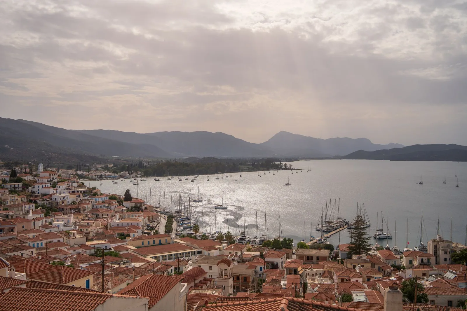 Le chenal de Poros vu d'en haut, voiliers au mouillage et côte du Péloponnèse en face