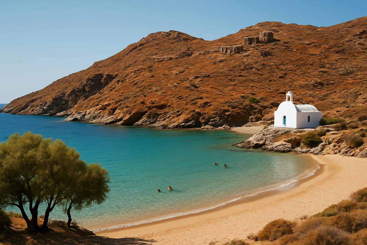 Baie abritée de la côte sud de Sérifos, avec une plage de sable doré, des tamaris, une chapelle blanche sur les rochers et des collines ocre où subsistent des ruines de bâtiments miniers