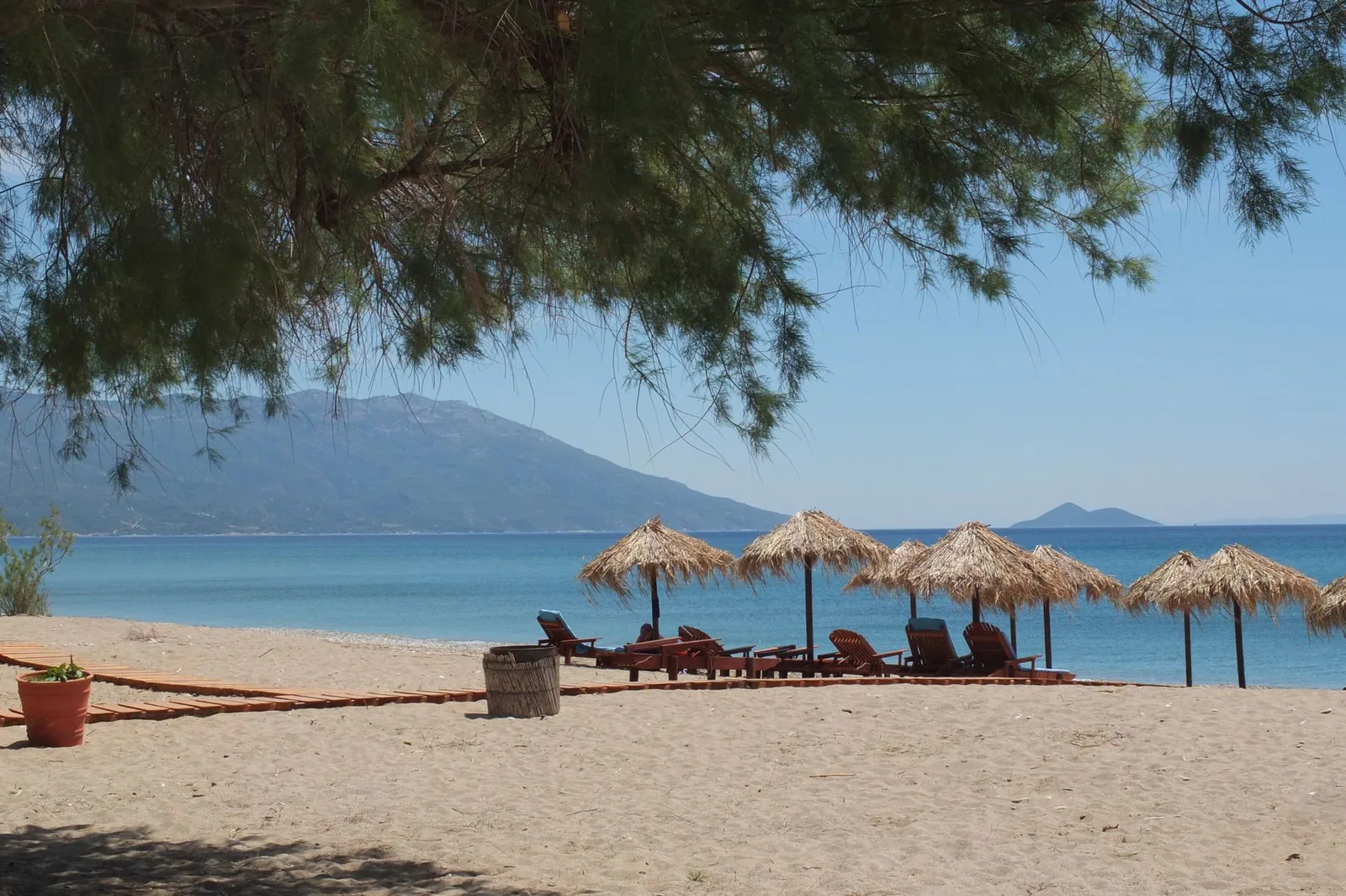 Longue plage de sable bordée de tavernes et de tamaris à Platis Gialos, au sud de Sifnos