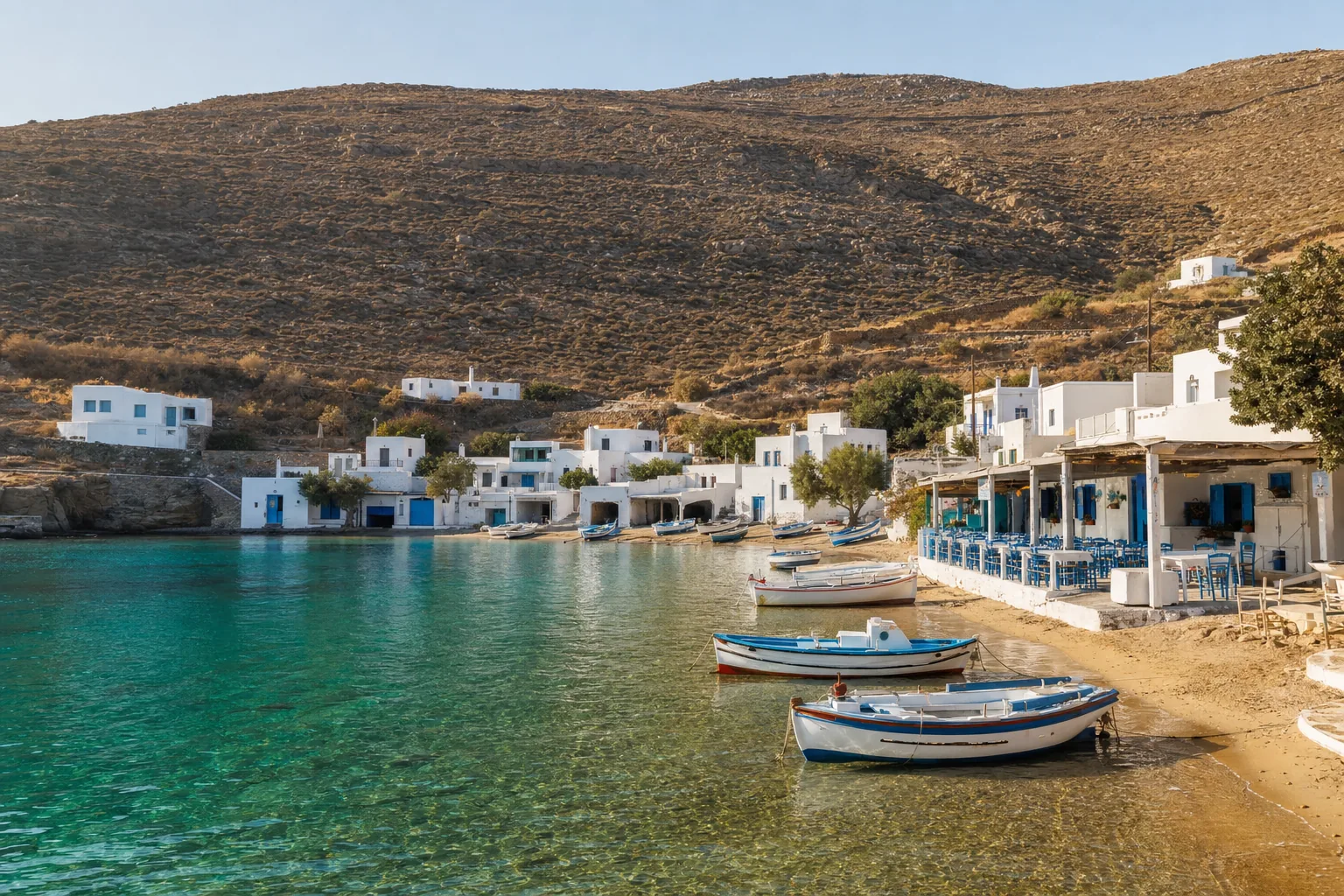 Petit port de pêche aux barques colorées dans une baie abritée du nord de Sifnos, à Cheronissos