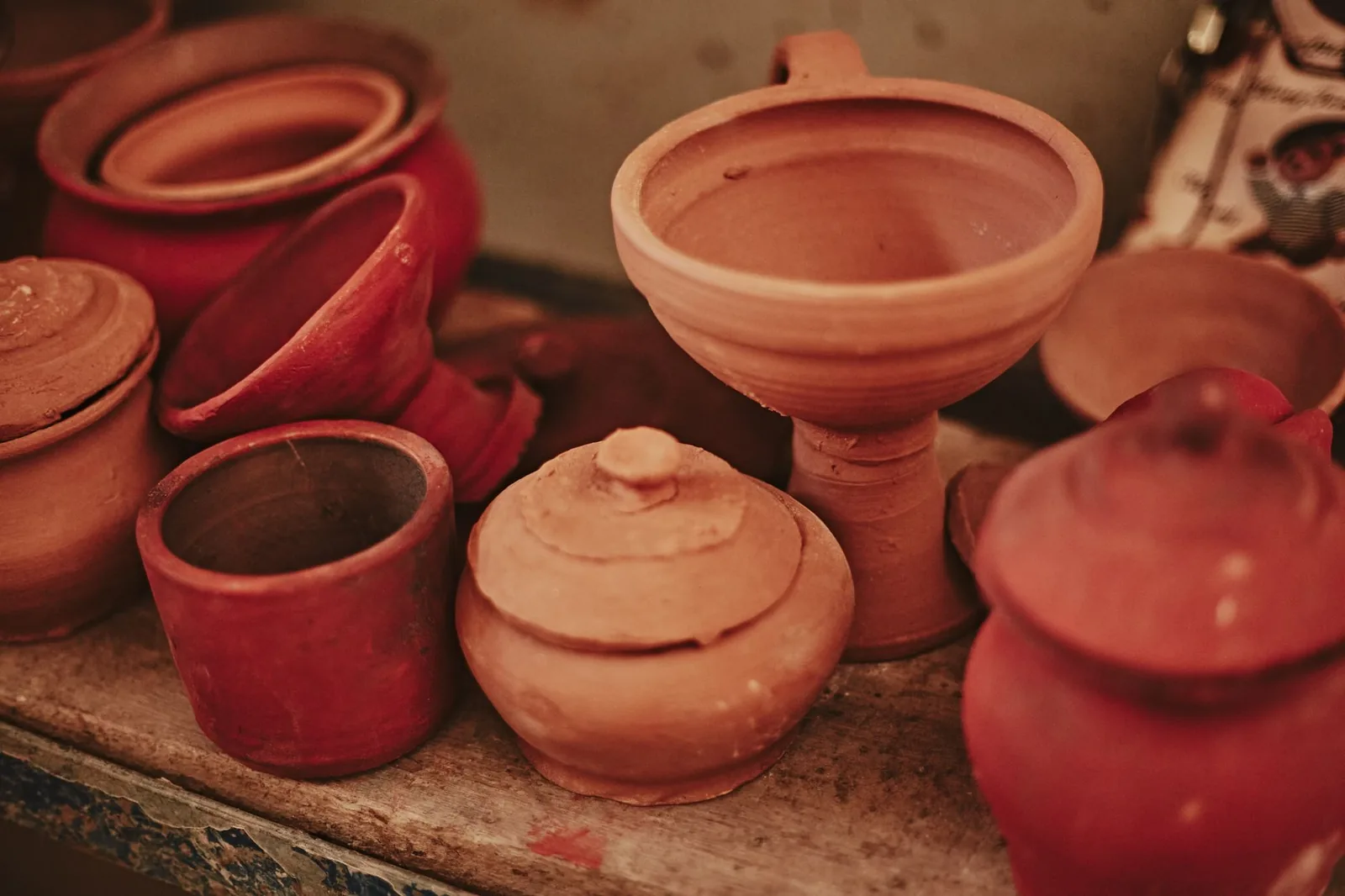 Jarres et poteries de terre cuite alignées devant un atelier de céramiste traditionnel à Sifnos