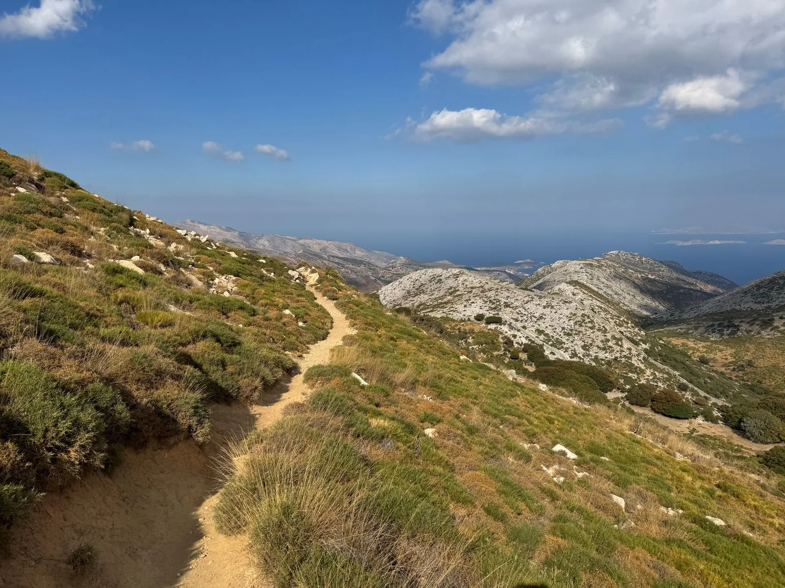 Ancien chemin muletier dallé bordé de murets de pierre sèche traversant les collines de Sifnos