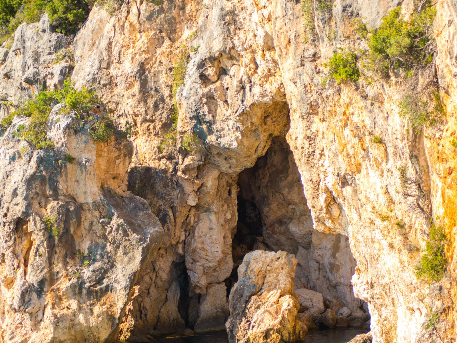 Falaise dorée et grotte marine de la côte nord de Skiathos, celle que longent les bateaux d'excursion en route vers le Kastro et Lalaria