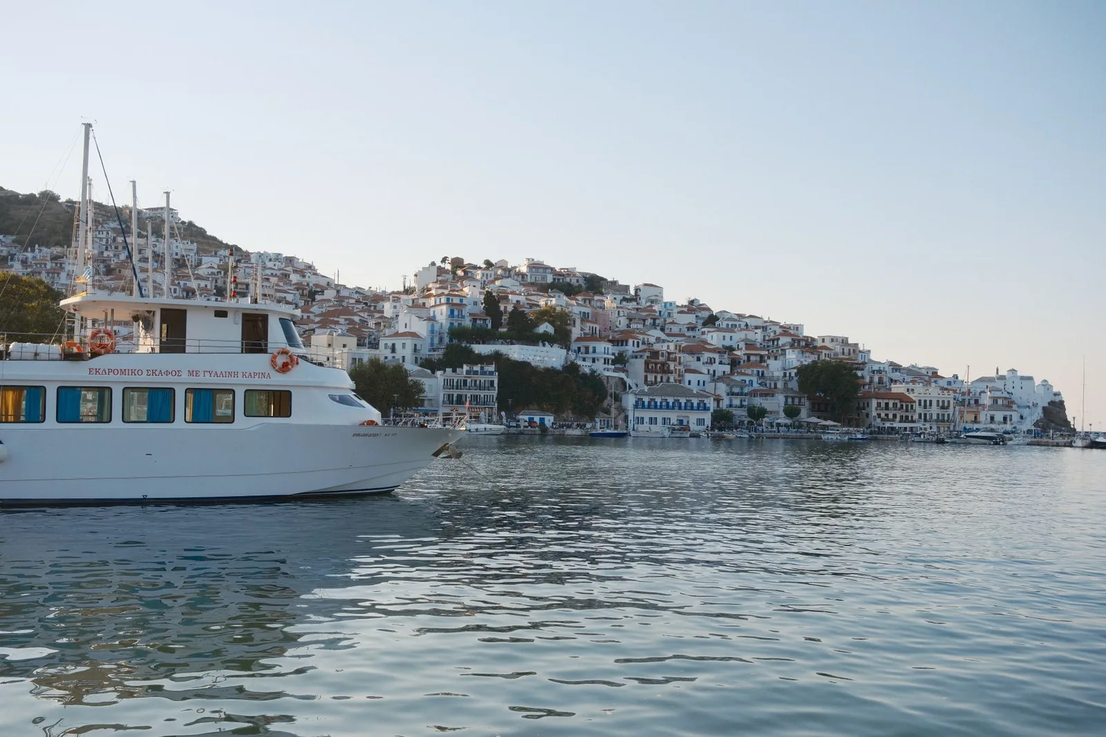 Bateau amarré dans le port de Skopelos, point de départ vers Alonissos et Skiathos