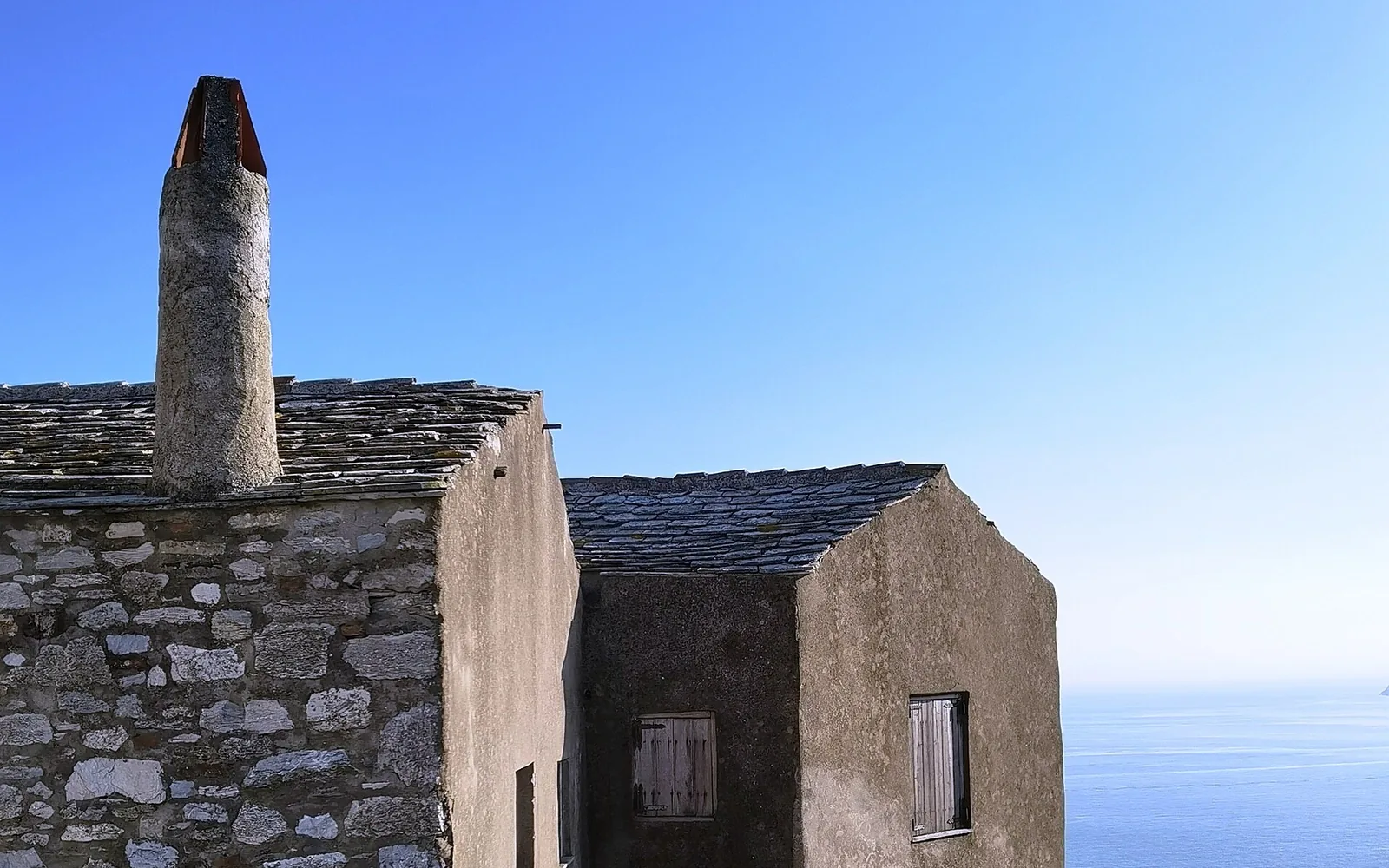Maisons de pierre à toit d'ardoise sur la crête de la Chora, le vieux village perché d'Alonissos