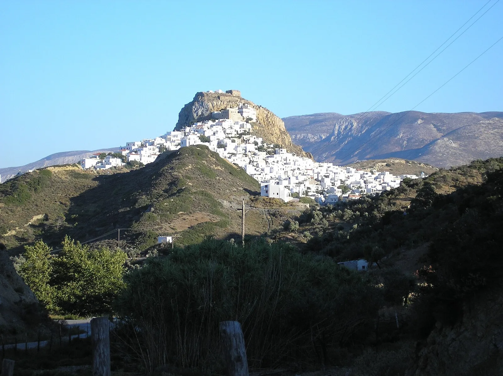 La Chora de Skyros, maisons blanches étagées sur la colline sous le kastro