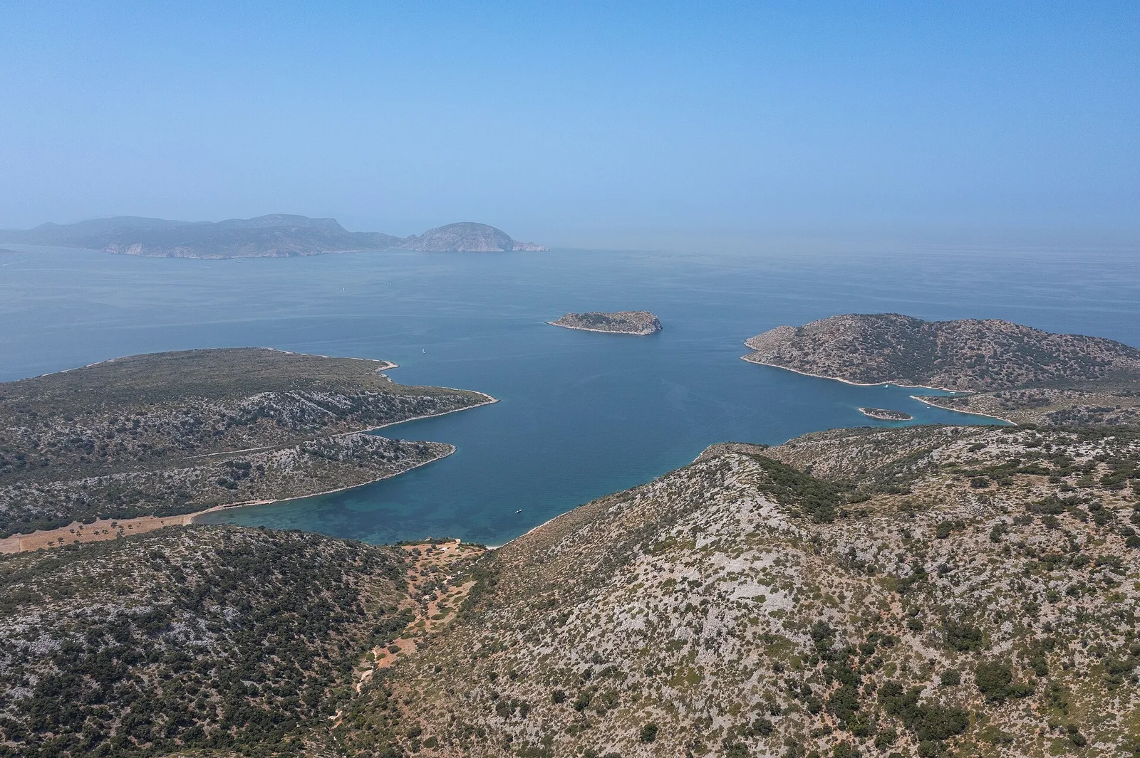 Côte rocheuse et îlots du parc national marin d'Alonissos, vus des hauteurs de Kyra Panagia