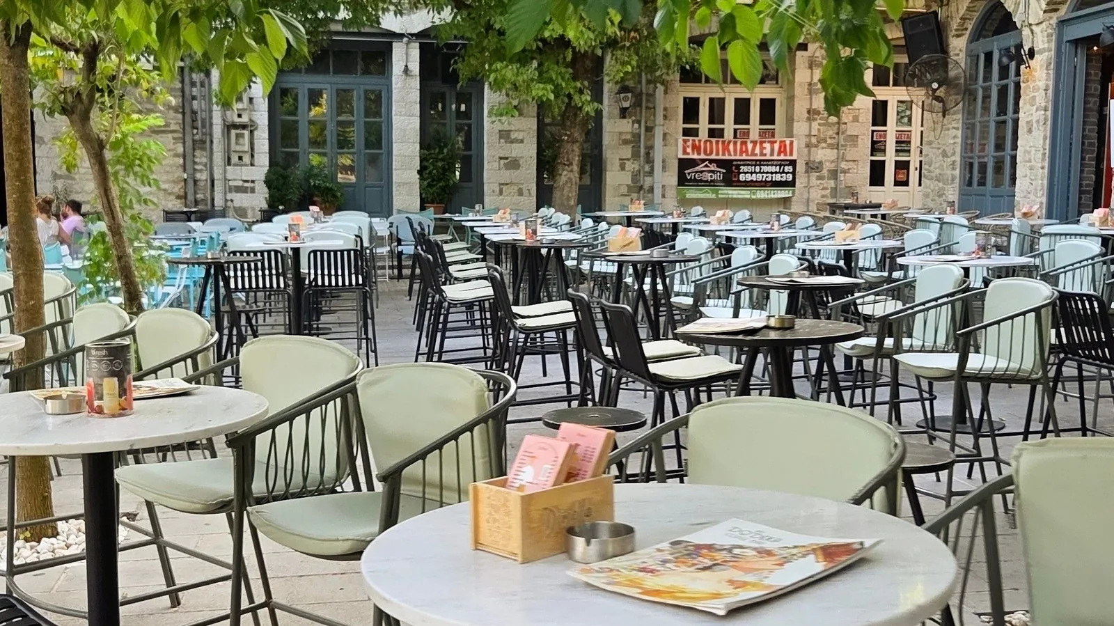 Terrasse de café sous les arbres dans le centre-ville d'Ioannina
