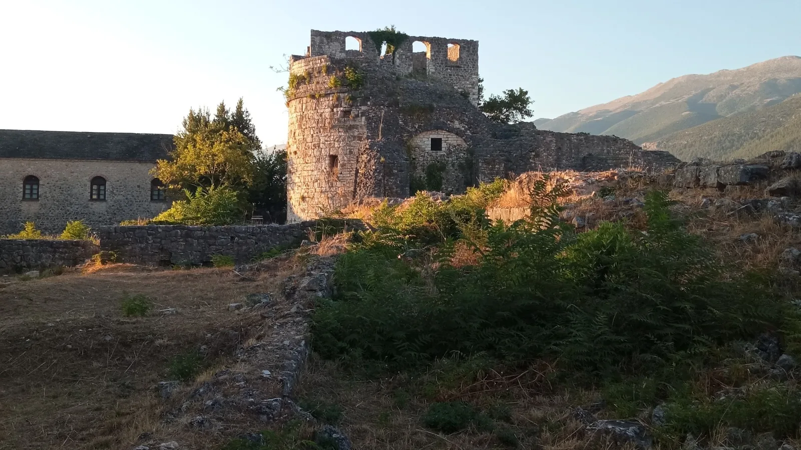 Tour en pierre et remparts du Kastro d'Ioannina, au pied des montagnes de l'Épire
