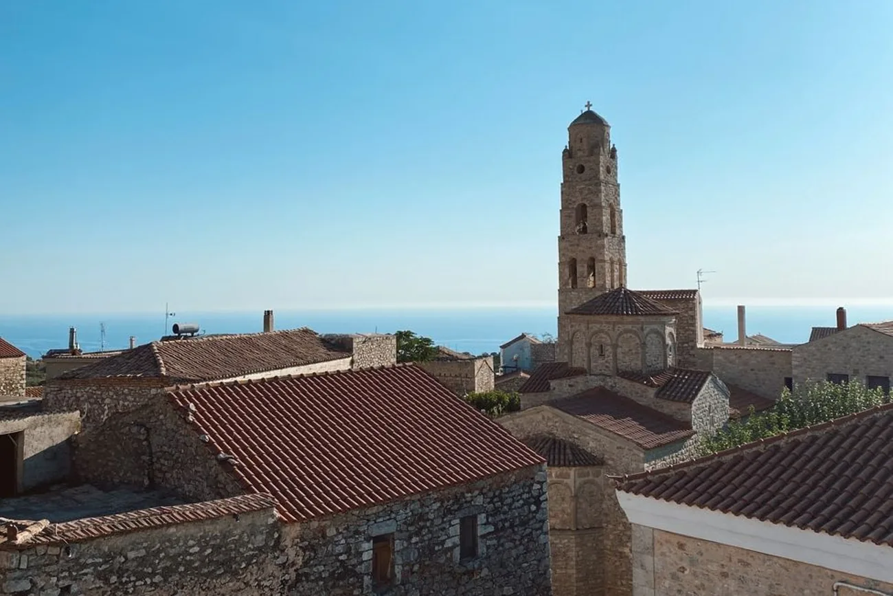 Village de pierre du Magne avec son clocher et ses toits de tuiles face à la mer