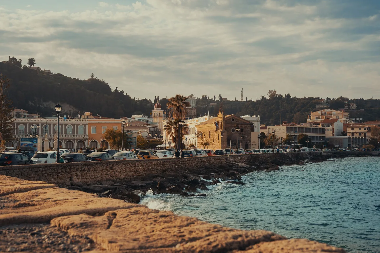 Front de mer de la ville de Zante hors saison, ciel nuageux et mer agitée contre la digue