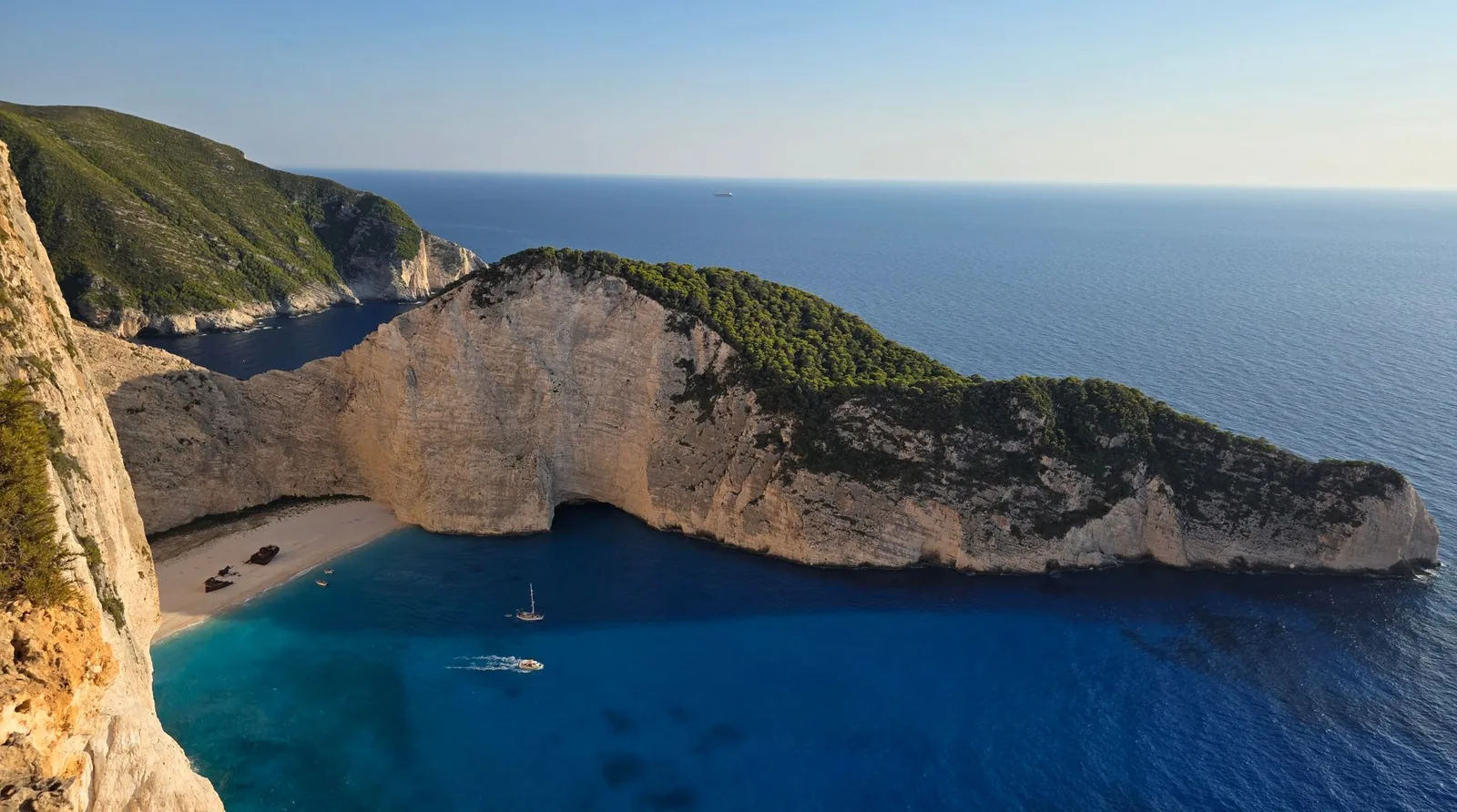 L'épave rouillée du Panagiotis échouée sur le sable blanc de la plage du Navagio, à Zante