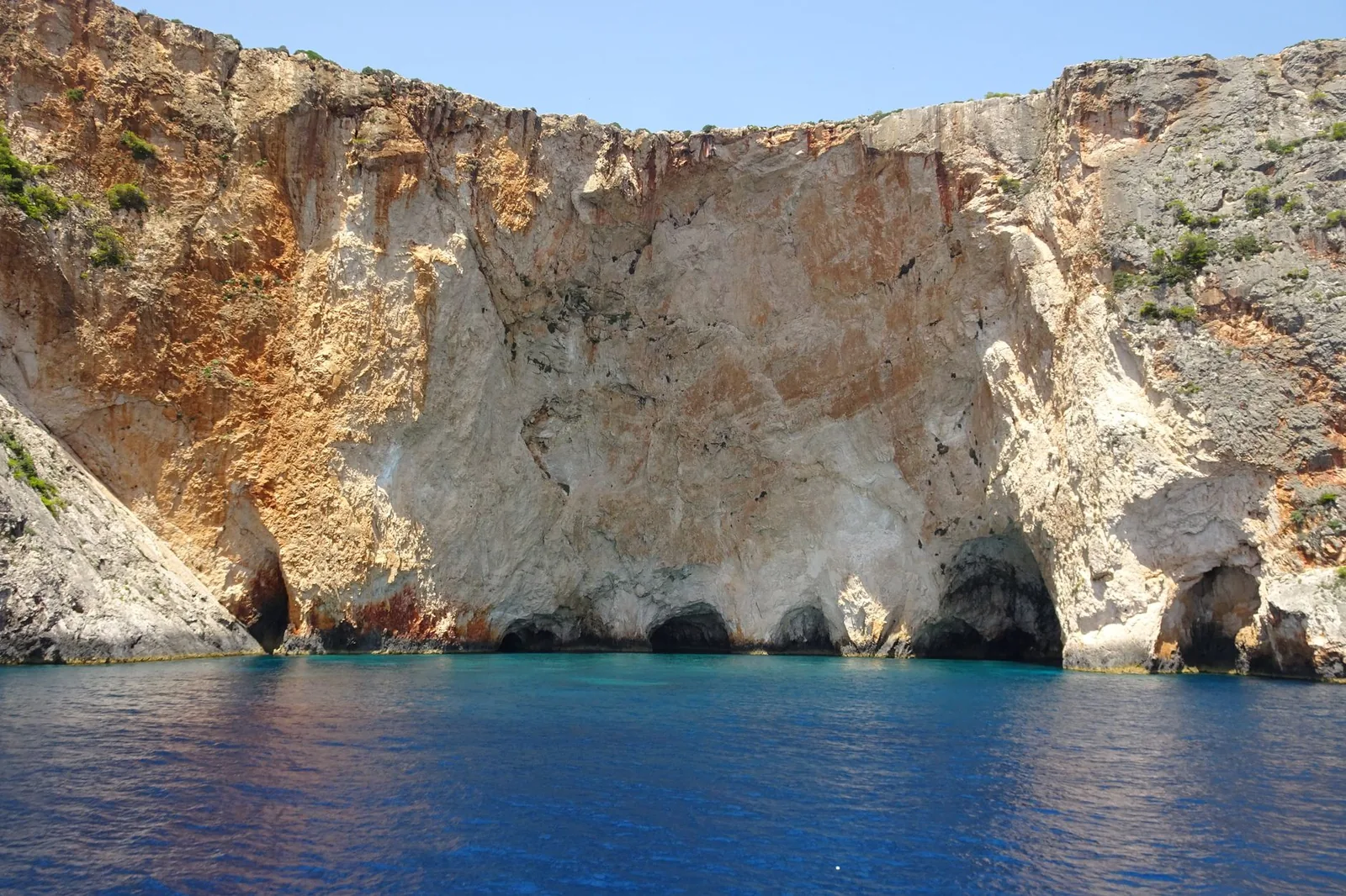 Arche rocheuse et eau bleu électrique des grottes bleues, à la pointe nord de Zante