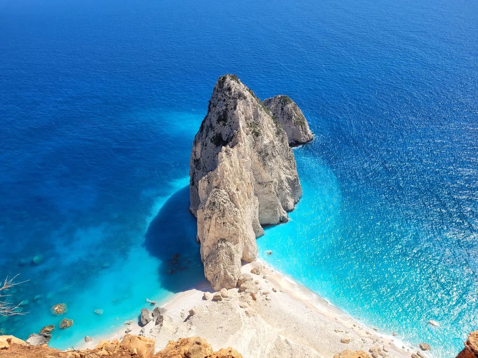 Falaises, arches marines et rochers Mizithres surgissant de la mer sur la côte sud de Zante, près de Keri