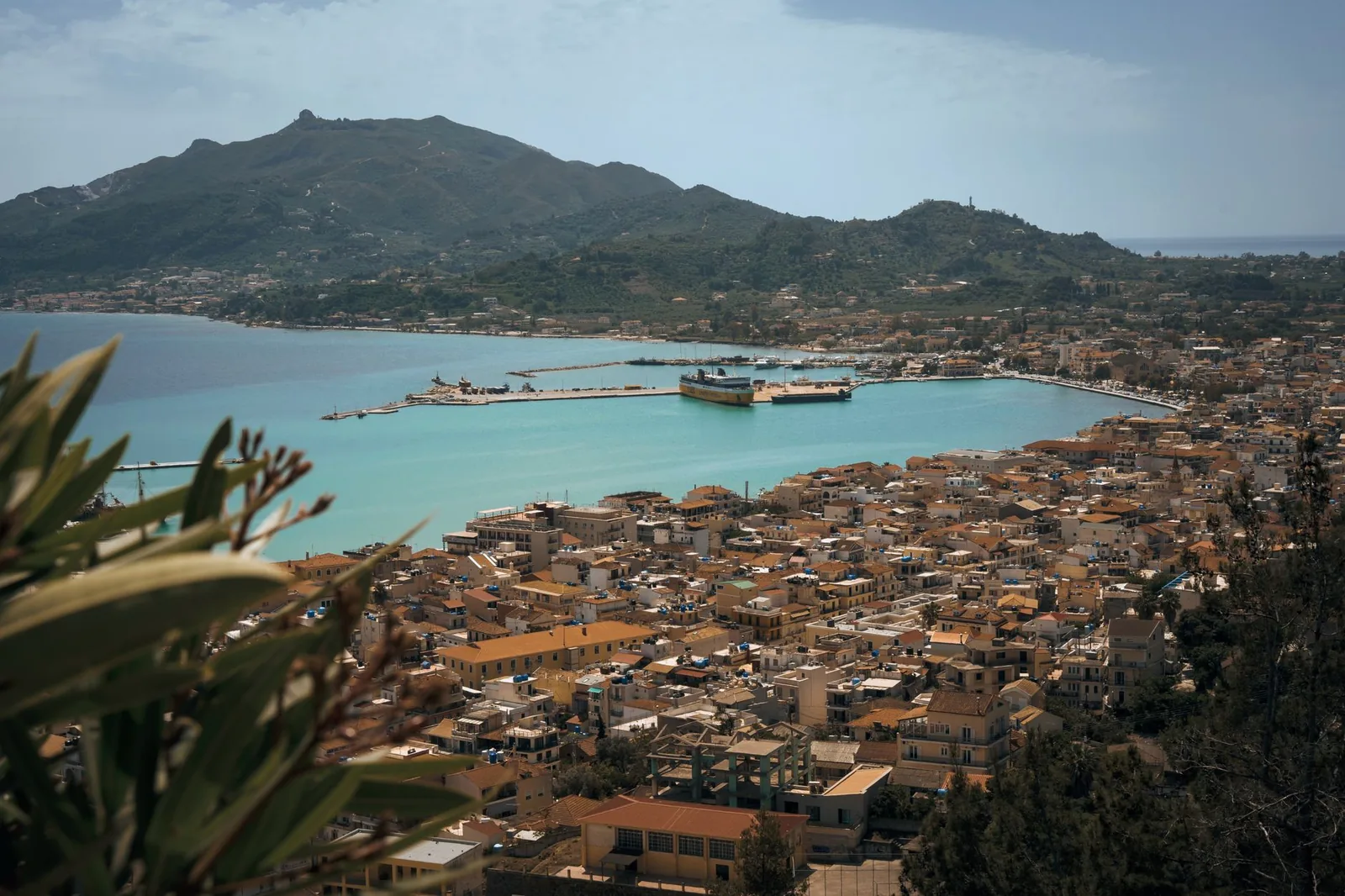Le front de mer et le port de la ville de Zante avec le clocher de l'église Agios Dionysios